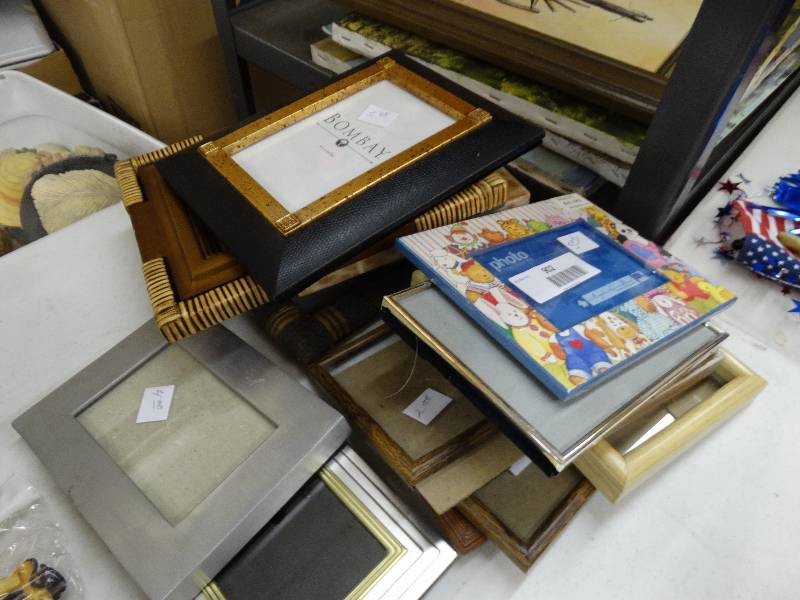 lot 902 image: Lot of small picture frame.