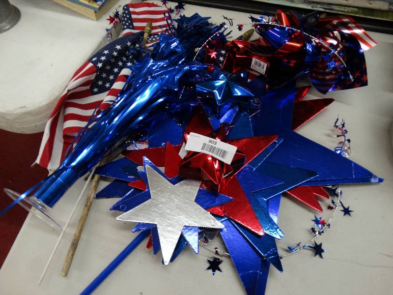 lot 903 image: Lot of american themed decor.