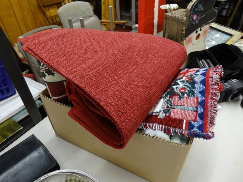 lot 905 image: Place mats, small rugs.