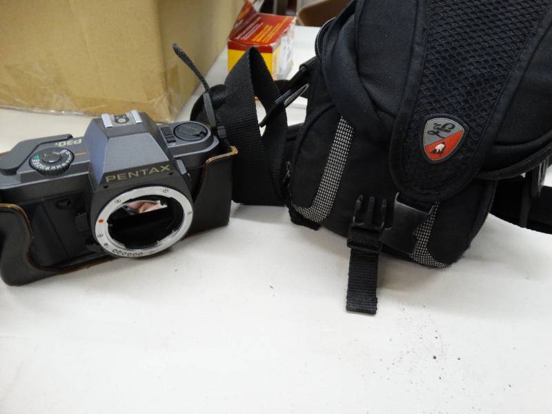 lot 907 image: Pentay p30 camera wleather case & 2 attachable lenses in carry bag.