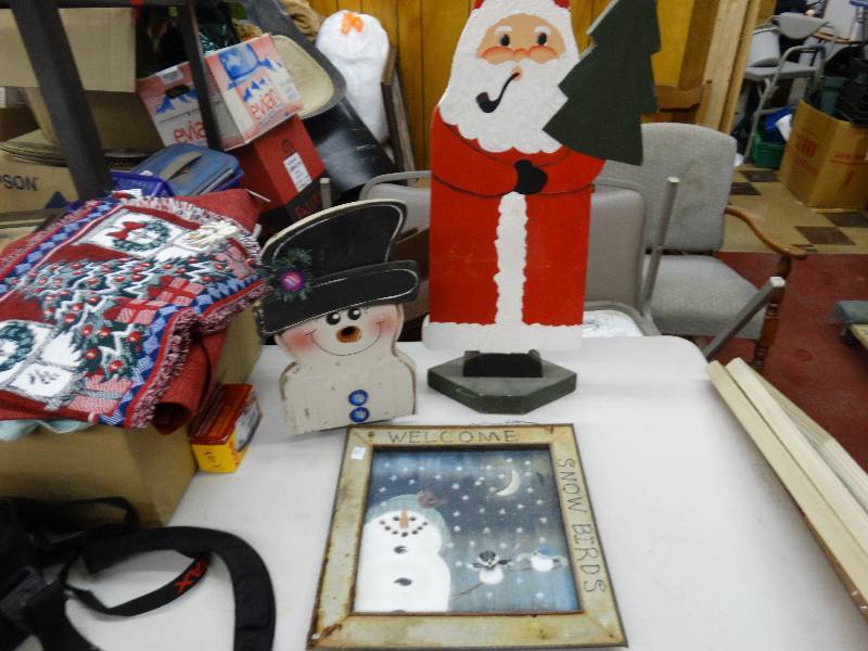 lot 908 image: Christmas decor.
