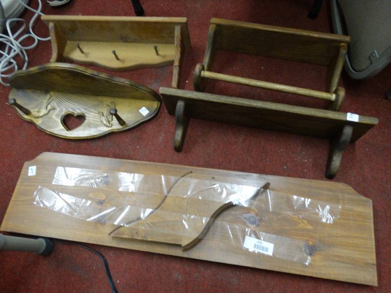lot 910 image: 5 Wooden shelves.