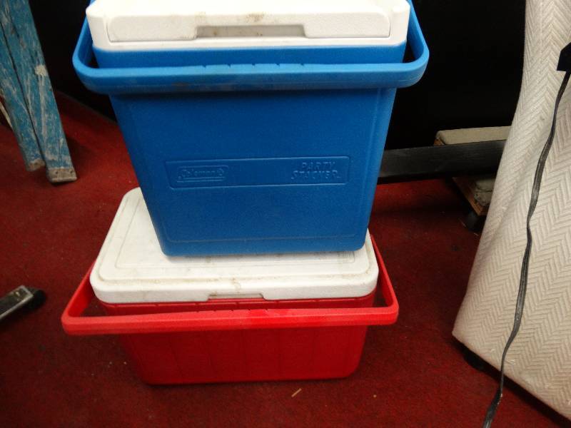 lot 911 image: 2 Coolers.