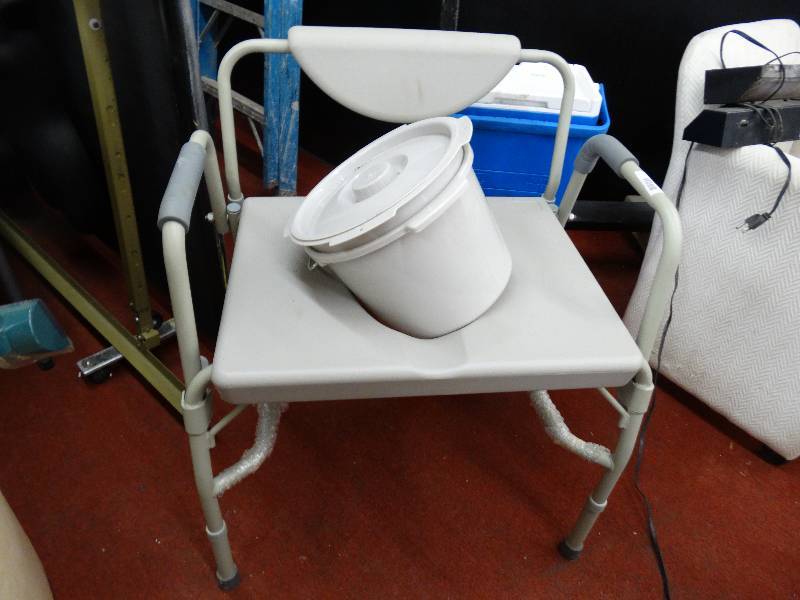 lot 912 image: Medical chair & bucket.