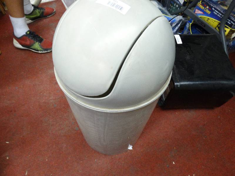 lot 915 image: Trash can.