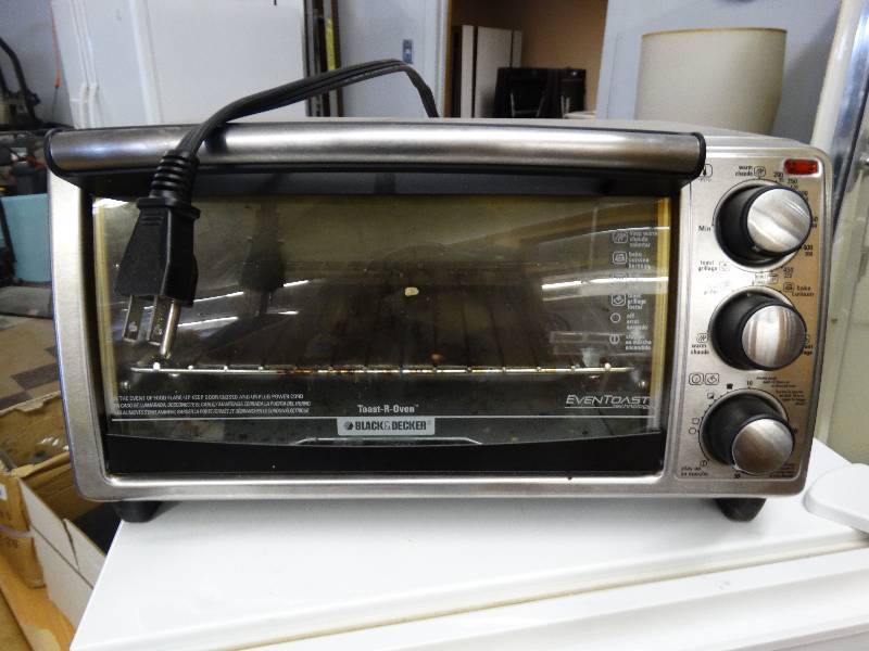 lot 917 image: Black & Decker toast-r-oven.