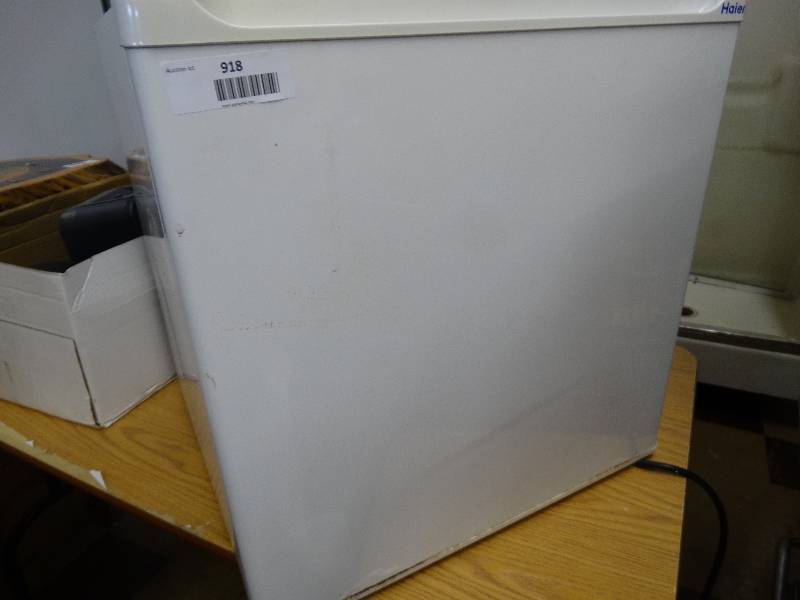 lot 918 image: Hoover mini fridge.