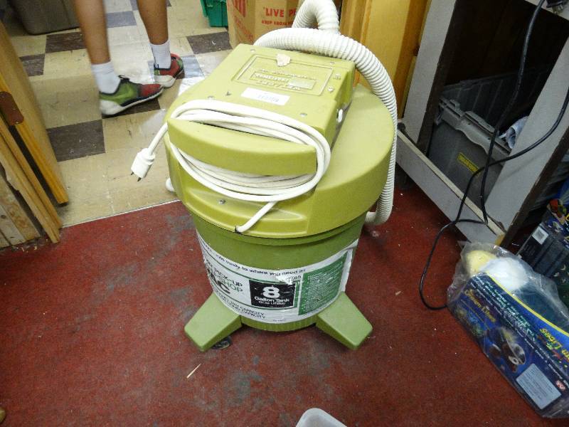 lot 922 image: Craftsman wetdry vac.