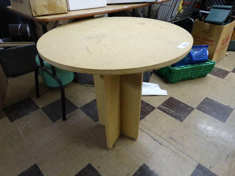 lot 923 image: Small circle table.