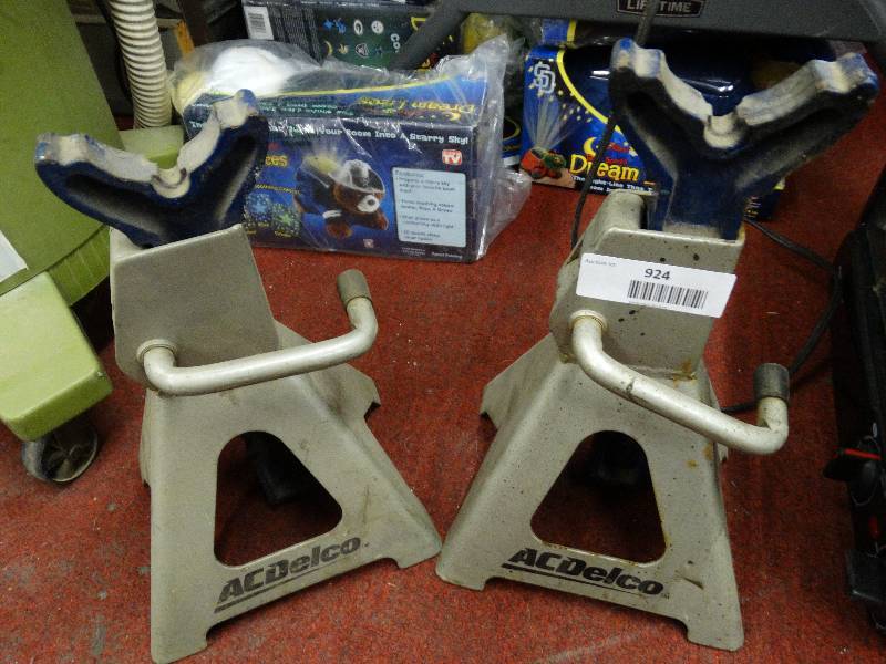 lot 924 image: 2 - 3 ton floor jacks.