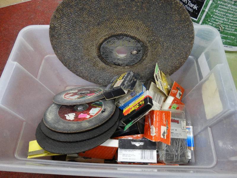 lot 925 image: Lot of cut off blades & misc holdware.