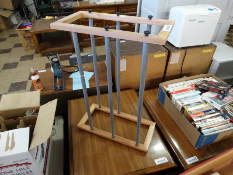 lot 447 image: Shoe rack, missing screw.