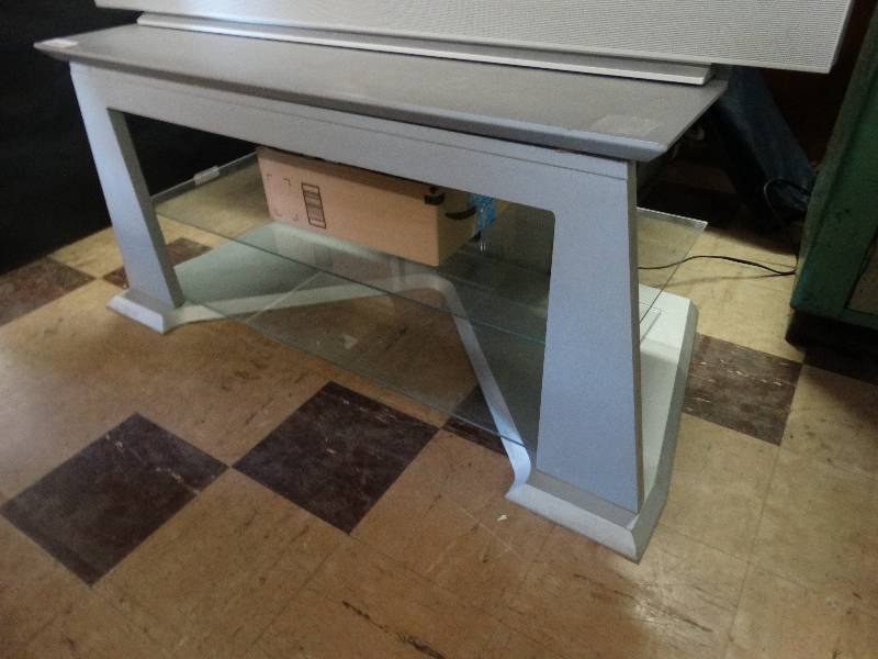 lot 450 image: Nice TV stand w2 glass shelves.