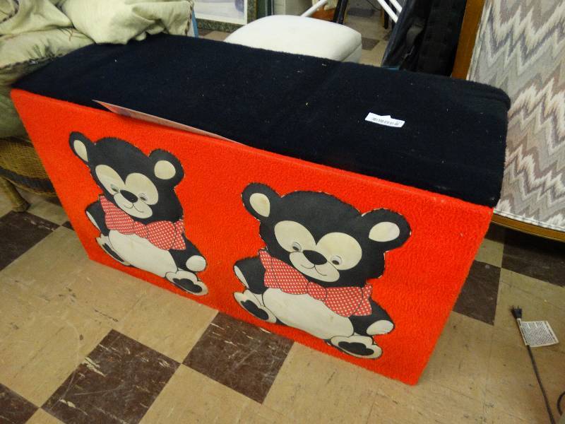 lot 455 image: Big storage box.