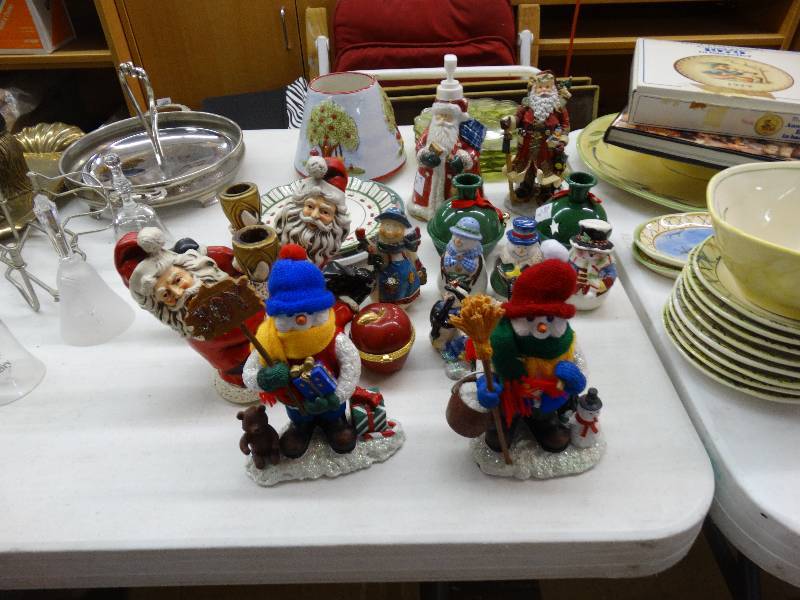 lot 460 image: Christmas decor glassware.