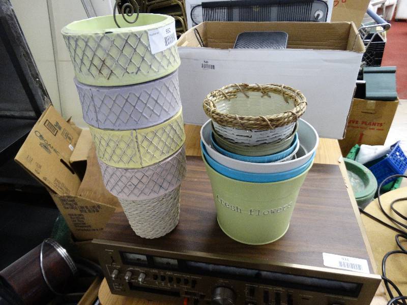 lot 932 image: Lot of planters.