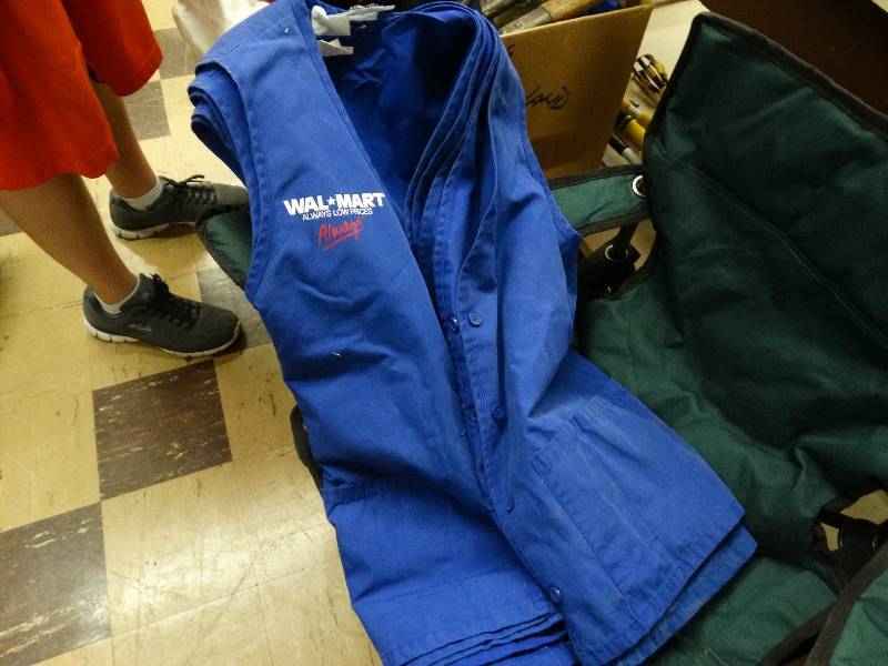 lot 933 image: wal-mart vest.