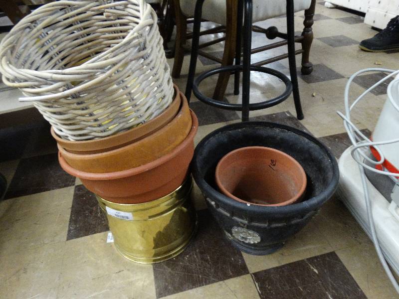 lot 937 image: Lot of flower pots.