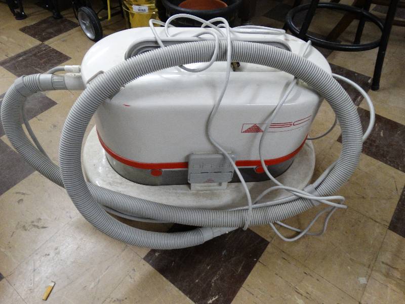 lot 938 image: Bissell vacuum.