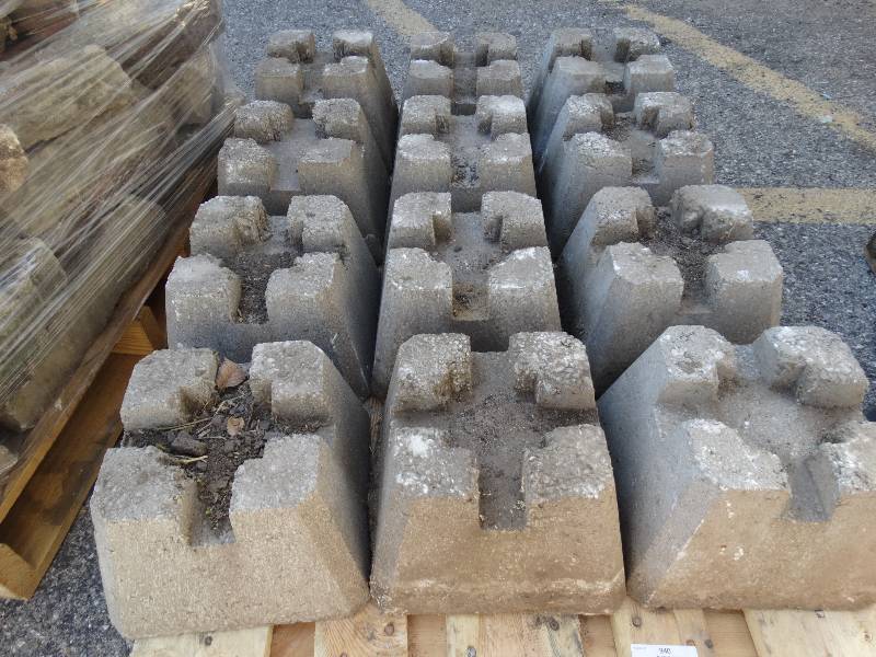 lot 940 image: 12 Foundation blocks.