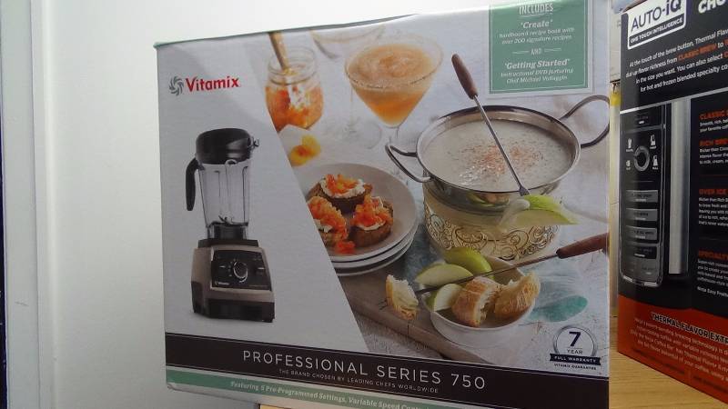 lot 2086 image: Vitamix Professional Series 750 Brushed Stainless Finish with 64-Oz. Container