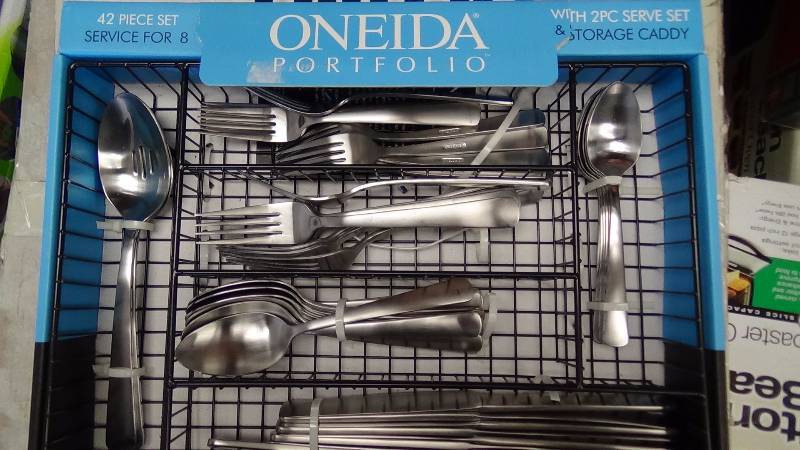 lot 2087 image: Oneida  42-pc. Flatware Set with Storage Caddy