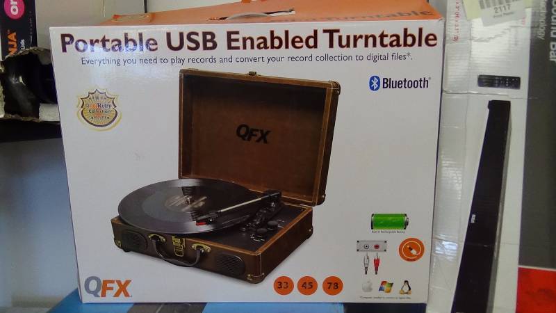lot 2119 image: QFX TURN-101 Retro Collection Suitcase Turntable