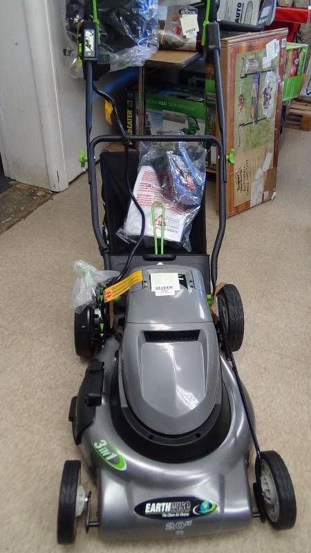 lot 2127 image: Earthwise 20-Inch 24-Volt Side DischargeMulchingBagging Cordless Electric Lawn Mower, Model 60220