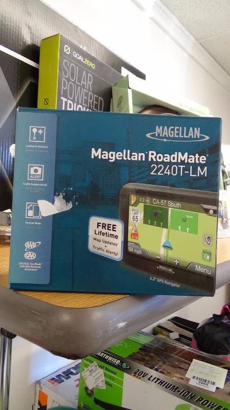 lot 2059 image: MAGELLAN Magellan RoadMate 2240T-LM wLifetime Maps & Lifetime Traffic