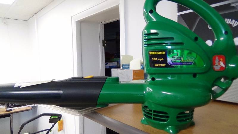 lot 2070 image: Weed Eater WEB160 7.5 Amp 160 mph Electric Blower