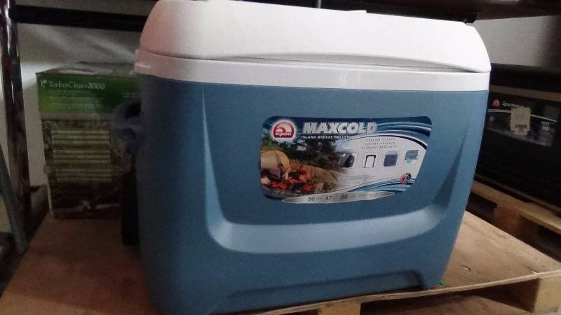 lot 2033 image: Igloo Island Breeze MaxCold 50-Qt Roller Cooler