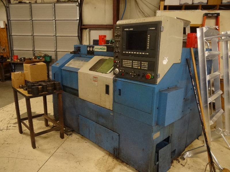 lot 1421 image: Hyundai H I T -18s Heavy Duty Machine Lathe