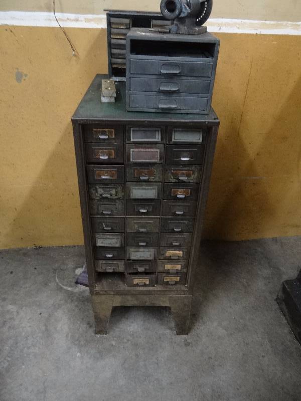 lot 1453 image: Heavy Duty Metal Divider Case And Drawers