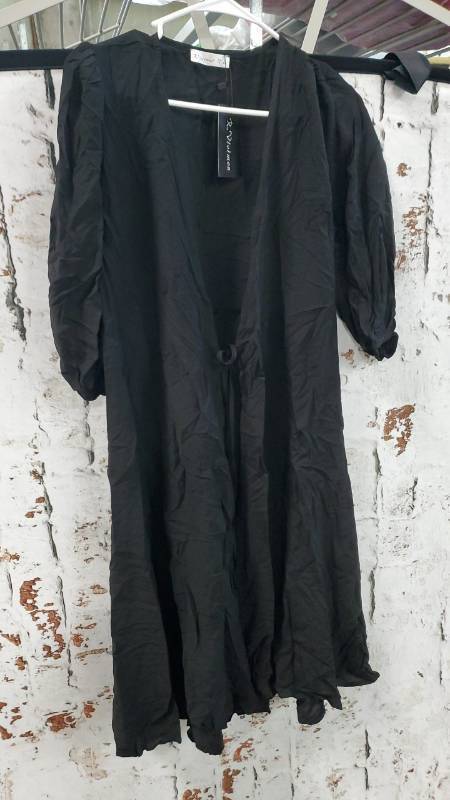lot 40422 image: R. Vivimos Black Robe, M