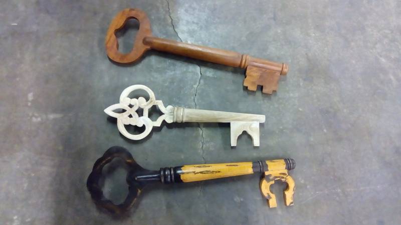 lot 6419 image: Lot of 3 wooden keys