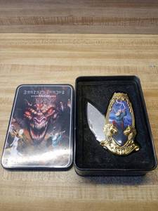 lot 24 image: Pocket knife in tin