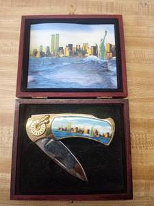 lot 25 image: Statue of Liberty pocket knife in wooden box