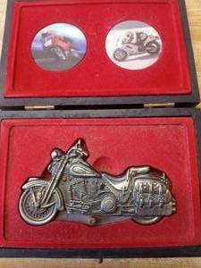 lot 28 image: Motorcycle pocket knife in wooden box