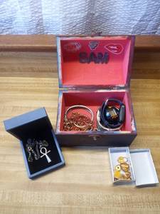 lot 36 image: Jewelry box with jewelry