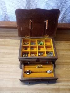 lot 37 image: Jewelry box with jewelry