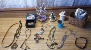 lot 138 image: Jewelry boxes and Jewelry