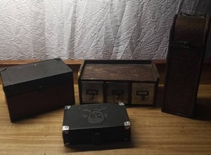 lot 185 image: Decor boxs