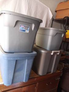 lot 200 image: 4 colored Storage totes