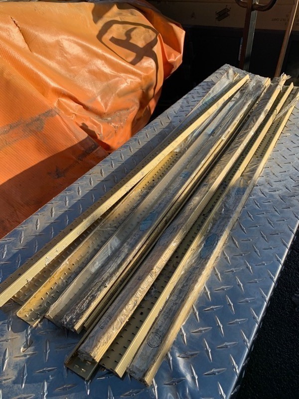 lot 345 image: 10 Never Been Used 1-516x36 Satin Brass Carpet Grippers