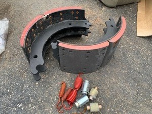 lot 45 image: Never Been Used Heavy Duty Industrial Truck Breaks w Accessories