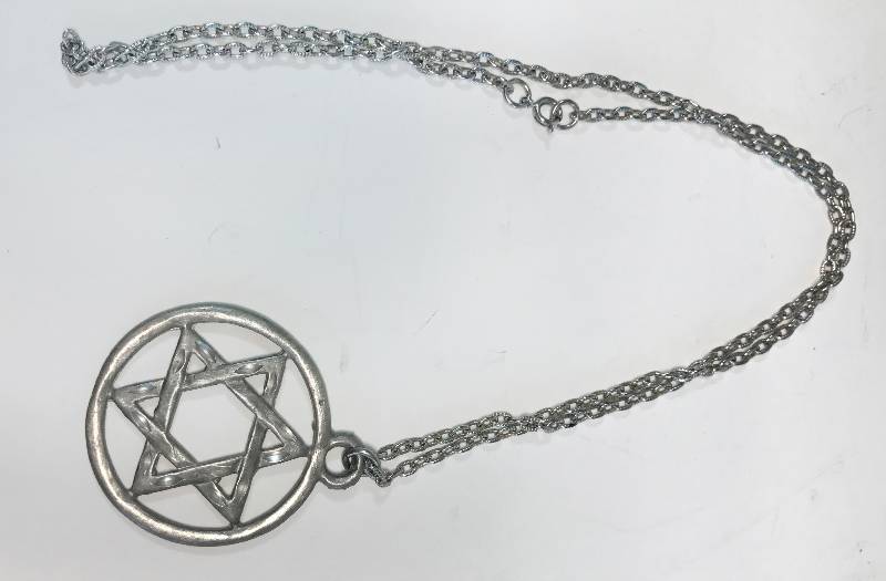lot 3212 image: The Star of David Pendant with Chain