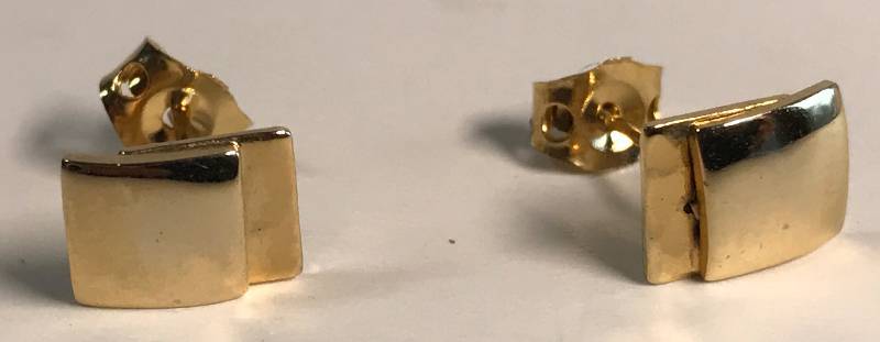 lot 3214 image: Gold Earrings with Backs
