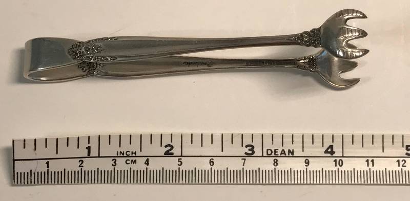 lot 3218 image: Vintage International Sterling Silver Olive Tongs