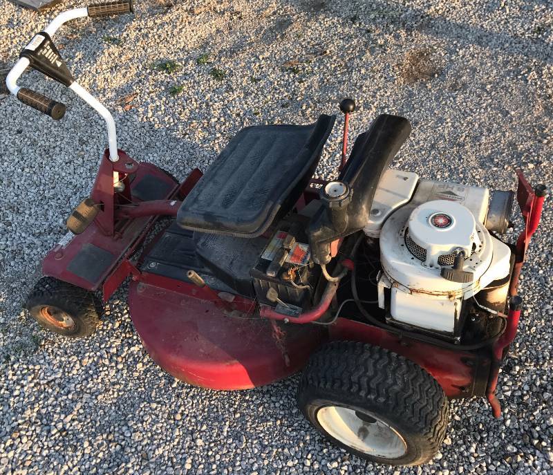 lot 3155 image: Snapper 8 HP Riding Lawnmower with Key