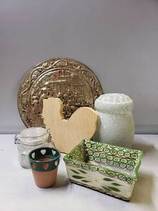 lot 152 image: Wall Decor Medallion, Diffuser, Chicken, MASON jar, Votive Holder, Hearts, Bakeware